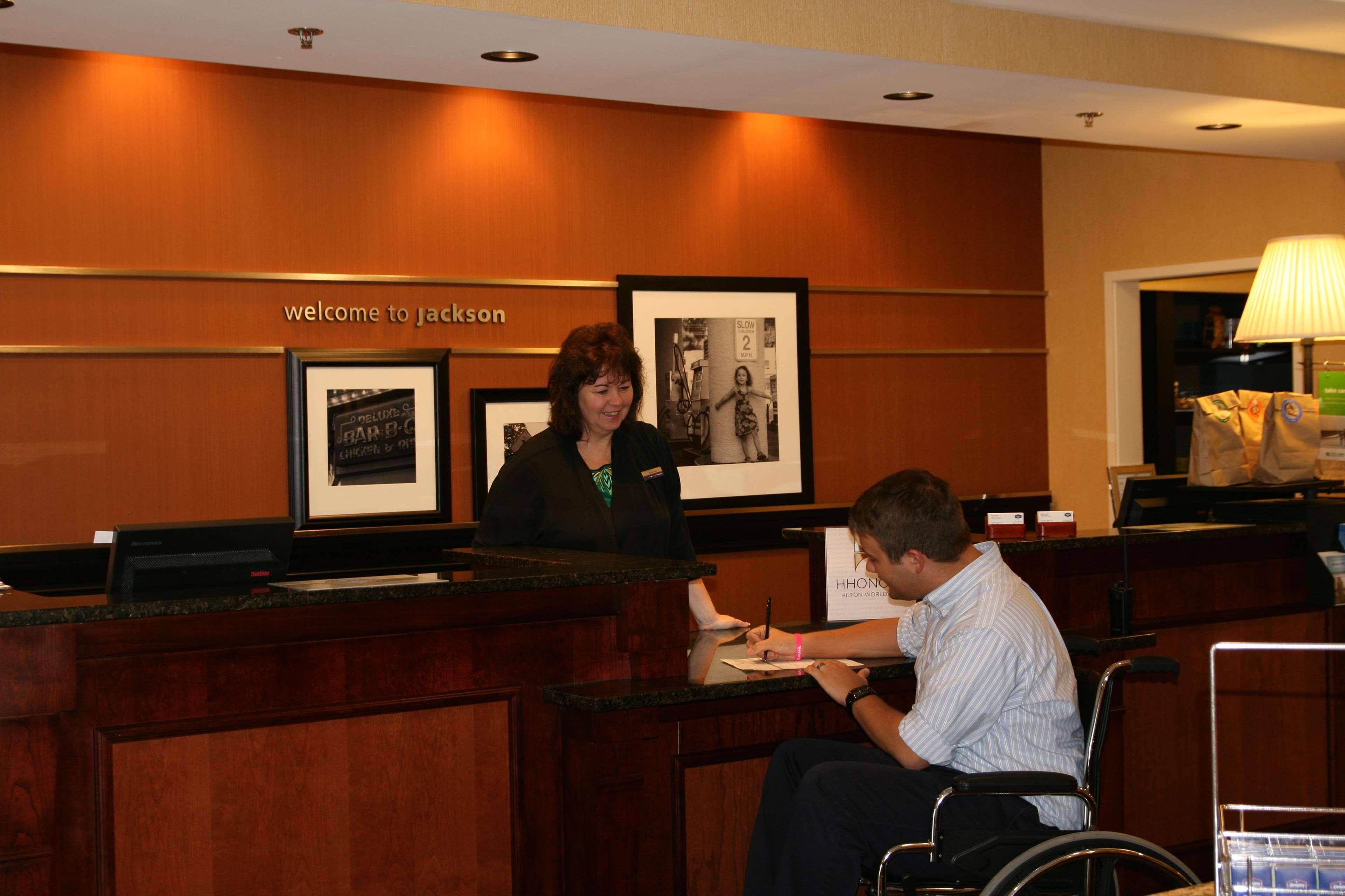 Hampton Inn Jackson-College Avenue Beltér fotó